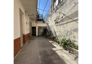 Casa de 4 ambientes en lote propio en pleno Chacarita - Ideal para refaccionar o construir